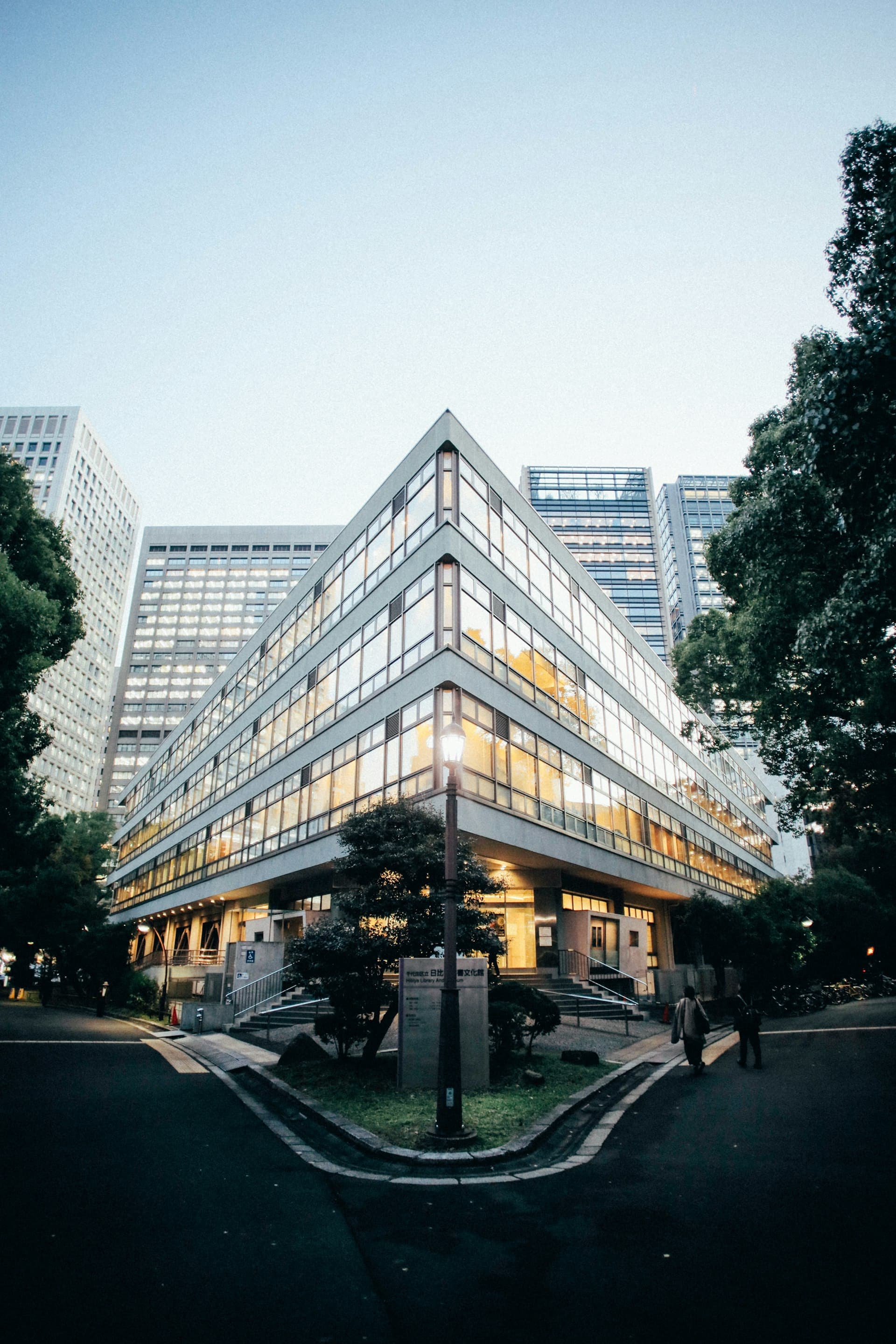 東京丸の内のオフィス街を望む都市景観